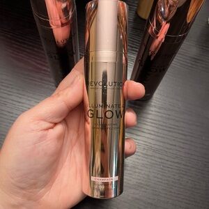Revolution Illuminate Glow Skin Perfector - Champagne